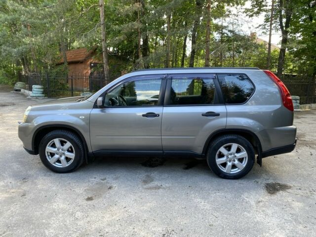 Серый Ниссан ИксТрейл, объемом двигателя 2 л и пробегом 218 тыс. км за 7350 $, фото 2 на Automoto.ua