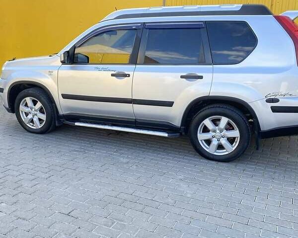 Серый Ниссан ИксТрейл, объемом двигателя 2 л и пробегом 215 тыс. км за 8000 $, фото 2 на Automoto.ua