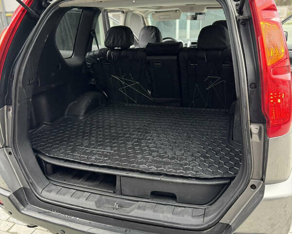 Серый Ниссан ИксТрейл, объемом двигателя 2 л и пробегом 326 тыс. км за 8650 $, фото 18 на Automoto.ua