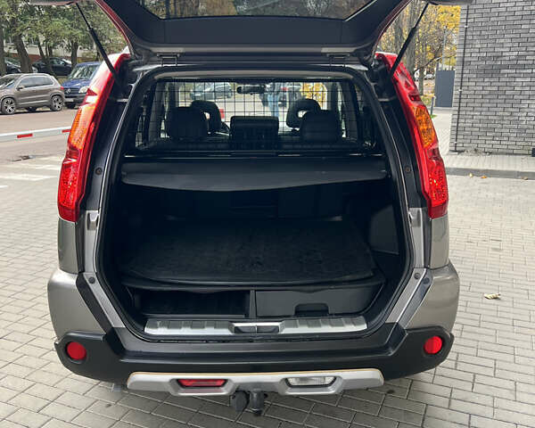 Серый Ниссан ИксТрейл, объемом двигателя 2 л и пробегом 229 тыс. км за 10100 $, фото 26 на Automoto.ua