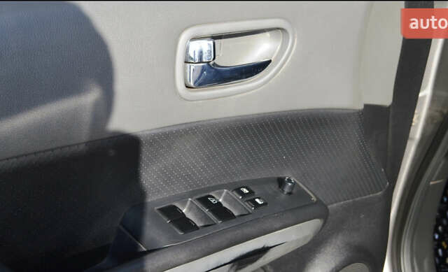 Серый Ниссан ИксТрейл, объемом двигателя 2 л и пробегом 180 тыс. км за 9500 $, фото 7 на Automoto.ua