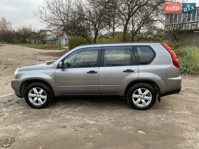 Серый Ниссан ИксТрейл, объемом двигателя 2 л и пробегом 213 тыс. км за 7200 $, фото 2 на Automoto.ua
