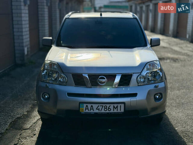 Серый Ниссан ИксТрейл, объемом двигателя 2 л и пробегом 199 тыс. км за 8800 $, фото 1 на Automoto.ua