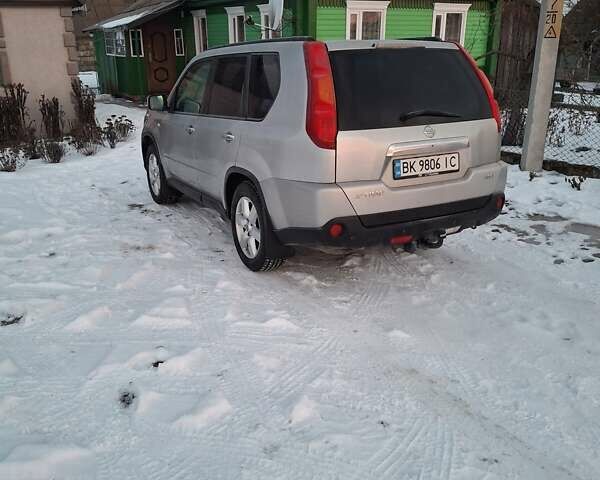 Сірий Ніссан ІксТрейл, об'ємом двигуна 2 л та пробігом 280 тис. км за 8000 $, фото 3 на Automoto.ua