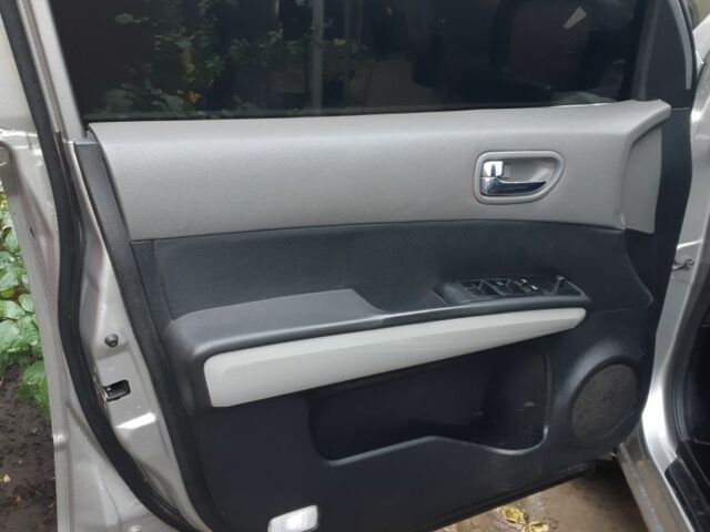 Серый Ниссан ИксТрейл, объемом двигателя 2.5 л и пробегом 261 тыс. км за 7500 $, фото 2 на Automoto.ua