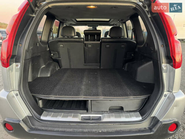 Серый Ниссан ИксТрейл, объемом двигателя 2.49 л и пробегом 260 тыс. км за 8499 $, фото 7 на Automoto.ua