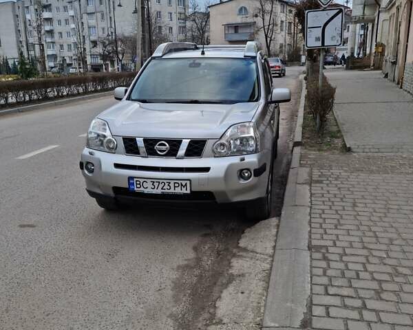 Сірий Ніссан ІксТрейл, об'ємом двигуна 2.5 л та пробігом 179 тис. км за 10500 $, фото 2 на Automoto.ua