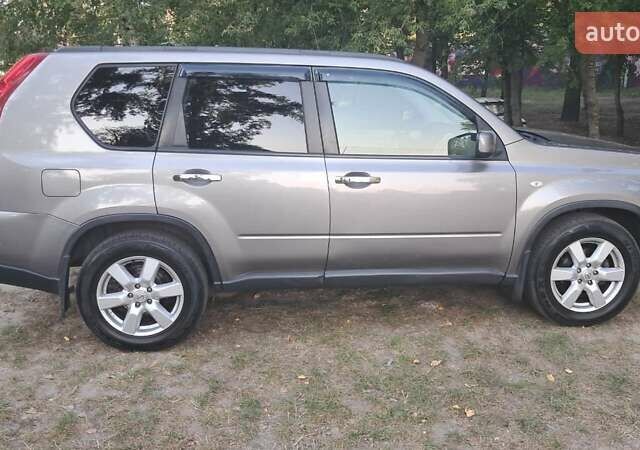 Ниссан ИксТрейл 2008 в Днепре (Днепропетровске) на Automoto.ua Серый Ниссан ИксТрейл, объемом двигателя 2.49 л и пробегом 290 тыс. км за 6500 $, фото 3 на Automoto.ua