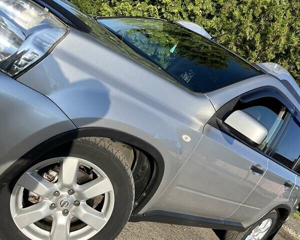 Серый Ниссан ИксТрейл, объемом двигателя 2.49 л и пробегом 195 тыс. км за 9800 $, фото 2 на Automoto.ua