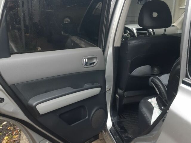 Серый Ниссан ИксТрейл, объемом двигателя 2.5 л и пробегом 261 тыс. км за 7500 $, фото 4 на Automoto.ua