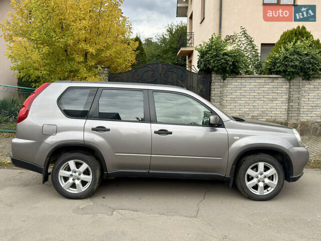 Серый Ниссан ИксТрейл, объемом двигателя 2 л и пробегом 159 тыс. км за 10000 $, фото 7 на Automoto.ua
