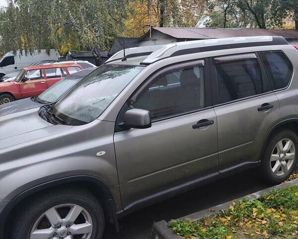 Серый Ниссан ИксТрейл, объемом двигателя 2.49 л и пробегом 118 тыс. км за 9700 $, фото 2 на Automoto.ua