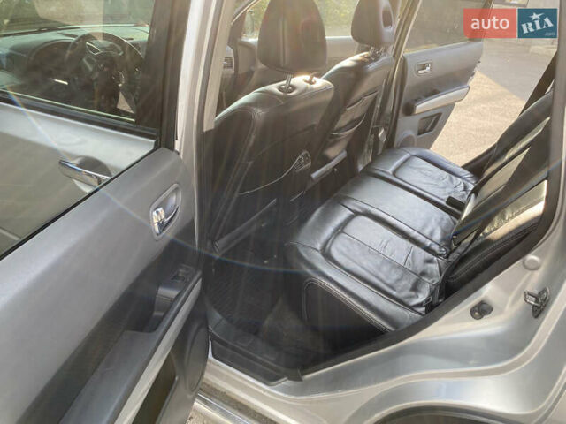 Серый Ниссан ИксТрейл, объемом двигателя 2.49 л и пробегом 226 тыс. км за 8300 $, фото 15 на Automoto.ua