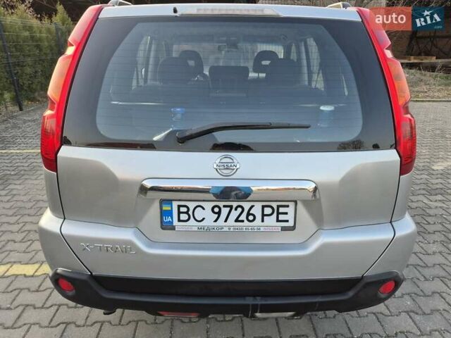 Серый Ниссан ИксТрейл, объемом двигателя 2 л и пробегом 172 тыс. км за 8500 $, фото 5 на Automoto.ua