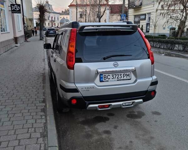 Сірий Ніссан ІксТрейл, об'ємом двигуна 2.5 л та пробігом 179 тис. км за 10500 $, фото 3 на Automoto.ua