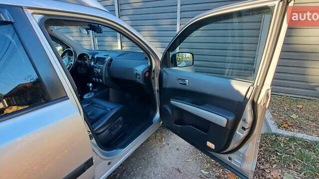 Сірий Ніссан ІксТрейл, об'ємом двигуна 2.49 л та пробігом 327 тис. км за 12000 $, фото 31 на Automoto.ua