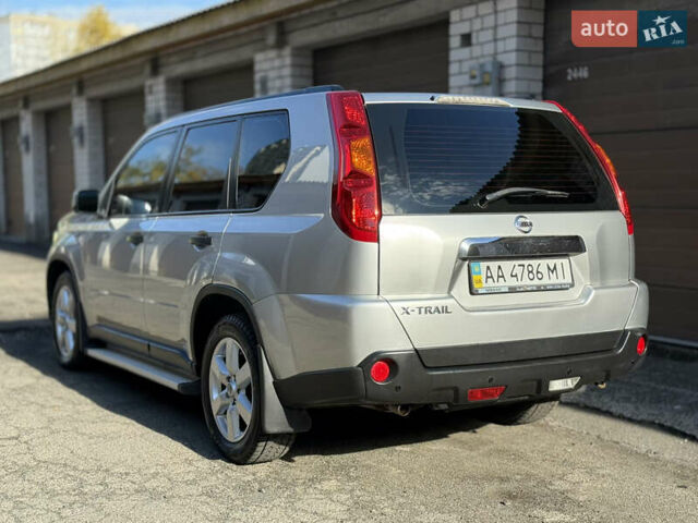Серый Ниссан ИксТрейл, объемом двигателя 2 л и пробегом 199 тыс. км за 8800 $, фото 5 на Automoto.ua