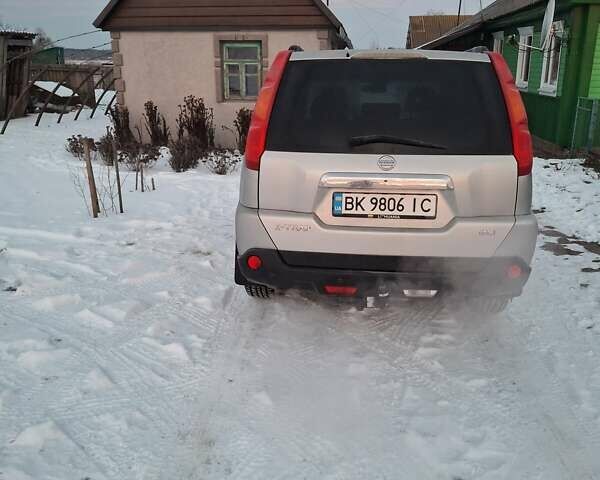 Сірий Ніссан ІксТрейл, об'ємом двигуна 2 л та пробігом 280 тис. км за 8000 $, фото 4 на Automoto.ua