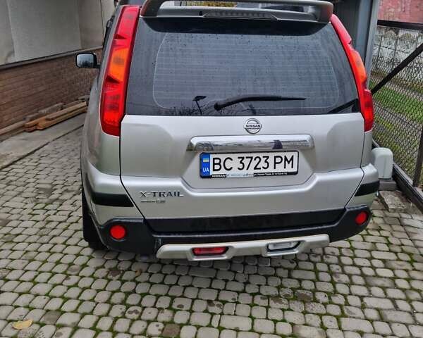 Сірий Ніссан ІксТрейл, об'ємом двигуна 2.5 л та пробігом 179 тис. км за 10500 $, фото 10 на Automoto.ua