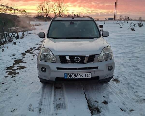 Сірий Ніссан ІксТрейл, об'ємом двигуна 2 л та пробігом 280 тис. км за 8000 $, фото 1 на Automoto.ua