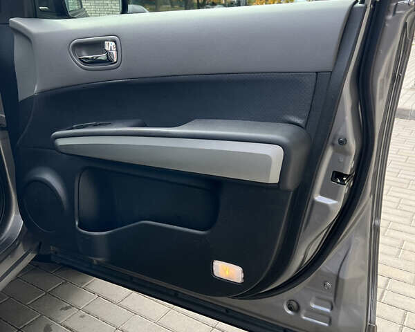 Серый Ниссан ИксТрейл, объемом двигателя 2 л и пробегом 229 тыс. км за 10100 $, фото 31 на Automoto.ua