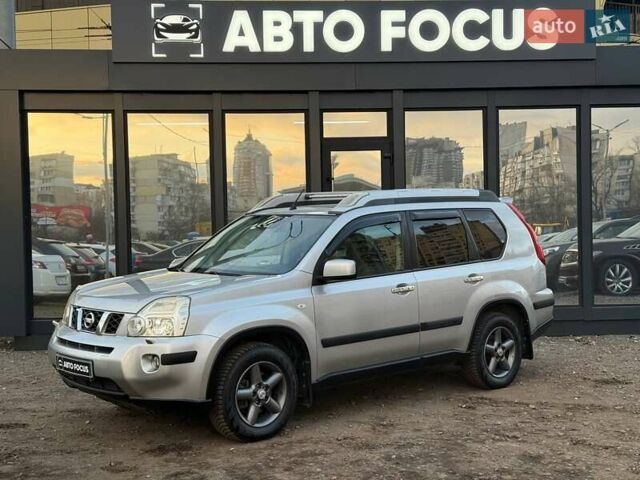 Серый Ниссан ИксТрейл, объемом двигателя 2.49 л и пробегом 327 тыс. км за 10890 $, фото 2 на Automoto.ua