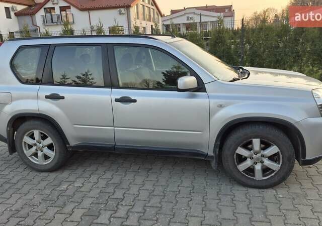 Серый Ниссан ИксТрейл, объемом двигателя 2 л и пробегом 172 тыс. км за 8500 $, фото 4 на Automoto.ua