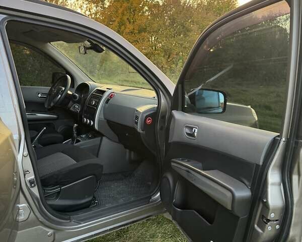 Сірий Ніссан ІксТрейл, об'ємом двигуна 2 л та пробігом 238 тис. км за 9400 $, фото 46 на Automoto.ua