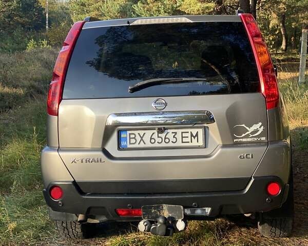 Серый Ниссан ИксТрейл, объемом двигателя 2 л и пробегом 272 тыс. км за 10000 $, фото 4 на Automoto.ua