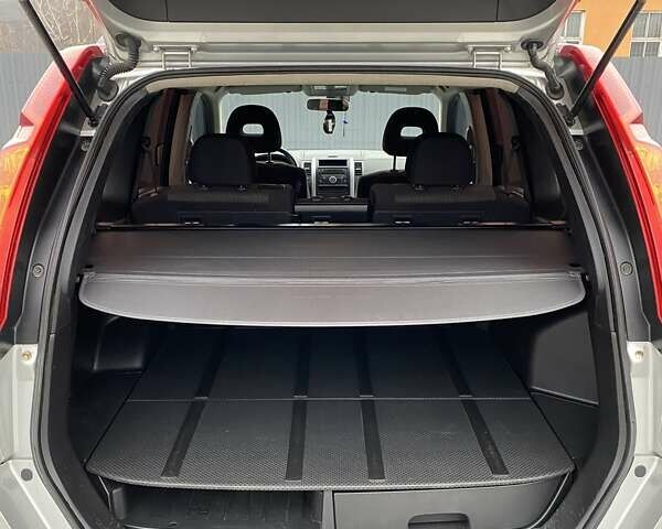 Серый Ниссан ИксТрейл, объемом двигателя 2 л и пробегом 235 тыс. км за 9500 $, фото 20 на Automoto.ua