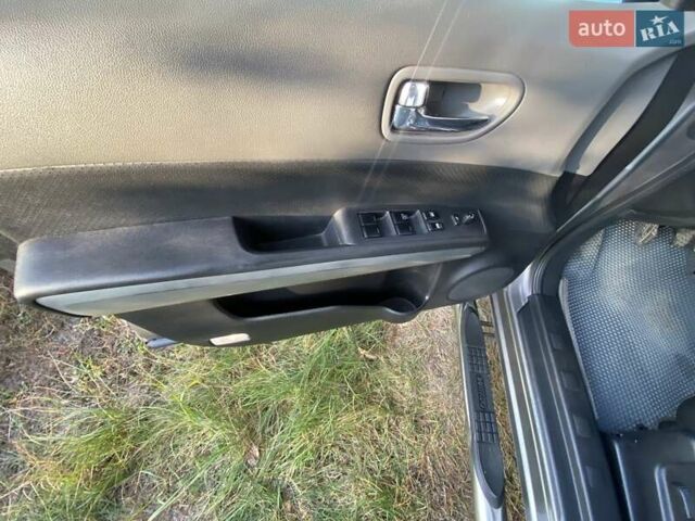 Серый Ниссан ИксТрейл, объемом двигателя 2 л и пробегом 272 тыс. км за 10000 $, фото 15 на Automoto.ua