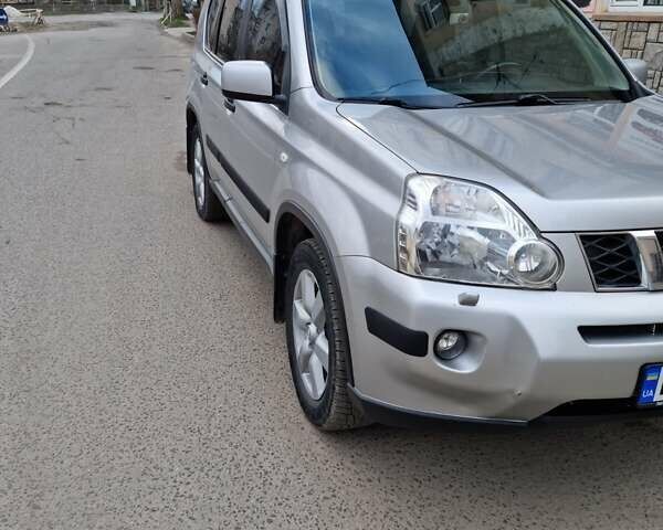 Сірий Ніссан ІксТрейл, об'ємом двигуна 2.5 л та пробігом 179 тис. км за 10500 $, фото 1 на Automoto.ua