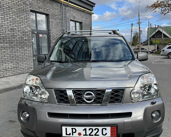 Серый Ниссан ИксТрейл, объемом двигателя 2 л и пробегом 229 тыс. км за 10100 $, фото 1 на Automoto.ua