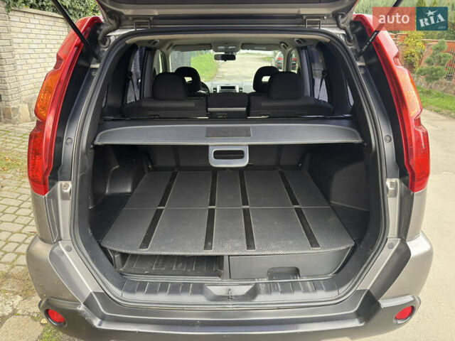 Серый Ниссан ИксТрейл, объемом двигателя 2 л и пробегом 159 тыс. км за 10000 $, фото 15 на Automoto.ua