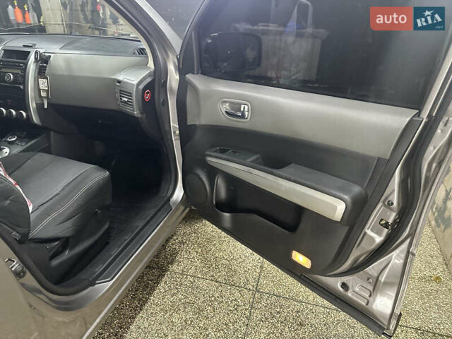 Серый Ниссан ИксТрейл, объемом двигателя 2 л и пробегом 262 тыс. км за 8900 $, фото 11 на Automoto.ua