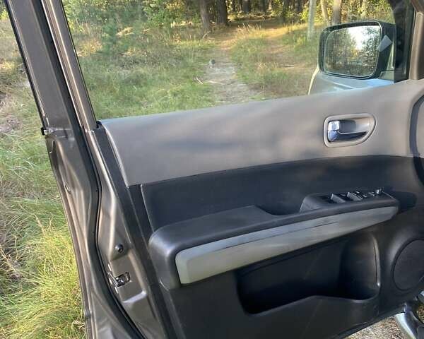 Серый Ниссан ИксТрейл, объемом двигателя 2 л и пробегом 272 тыс. км за 10000 $, фото 10 на Automoto.ua