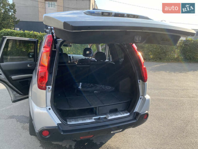 Серый Ниссан ИксТрейл, объемом двигателя 2.49 л и пробегом 226 тыс. км за 8300 $, фото 17 на Automoto.ua