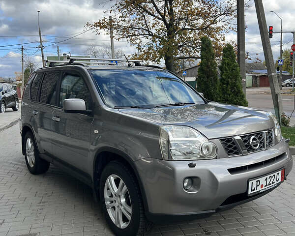 Серый Ниссан ИксТрейл, объемом двигателя 2 л и пробегом 229 тыс. км за 10100 $, фото 2 на Automoto.ua