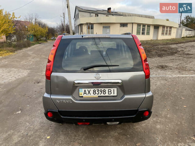 Серый Ниссан ИксТрейл, объемом двигателя 2 л и пробегом 213 тыс. км за 7200 $, фото 5 на Automoto.ua