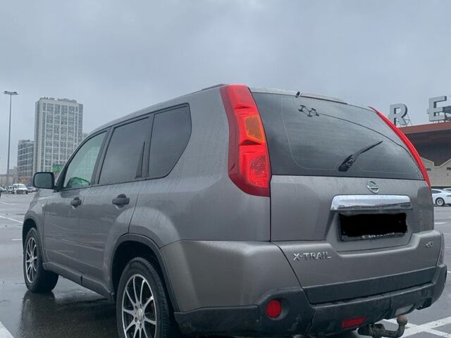 Серый Ниссан ИксТрейл, объемом двигателя 0 л и пробегом 350 тыс. км за 4600 $, фото 5 на Automoto.ua