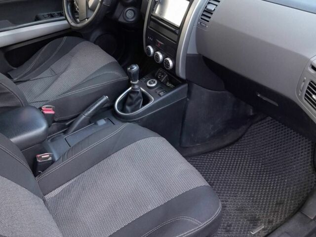 Серый Ниссан ИксТрейл, объемом двигателя 2 л и пробегом 195 тыс. км за 8300 $, фото 2 на Automoto.ua