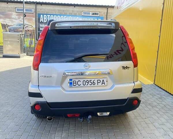 Серый Ниссан ИксТрейл, объемом двигателя 2 л и пробегом 215 тыс. км за 8000 $, фото 4 на Automoto.ua