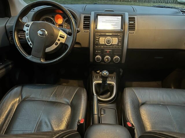 Серый Ниссан ИксТрейл, объемом двигателя 2 л и пробегом 256 тыс. км за 5799 $, фото 3 на Automoto.ua