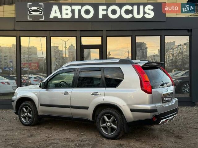 Серый Ниссан ИксТрейл, объемом двигателя 2.49 л и пробегом 327 тыс. км за 10890 $, фото 3 на Automoto.ua