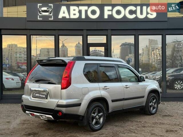 Серый Ниссан ИксТрейл, объемом двигателя 2.49 л и пробегом 327 тыс. км за 10890 $, фото 5 на Automoto.ua