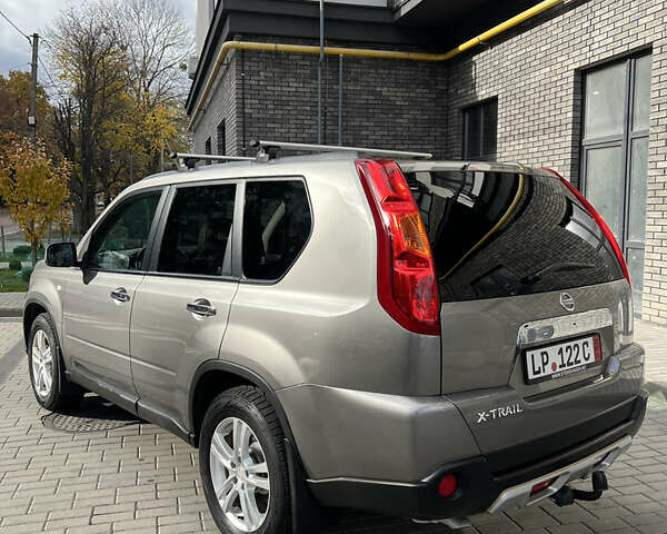 Серый Ниссан ИксТрейл, объемом двигателя 2 л и пробегом 229 тыс. км за 10100 $, фото 8 на Automoto.ua