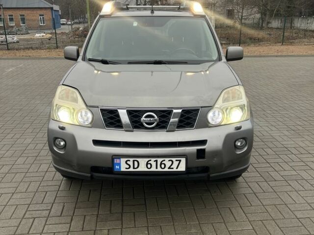 Сірий Ніссан ІксТрейл, об'ємом двигуна 2 л та пробігом 209 тис. км за 5200 $, фото 1 на Automoto.ua