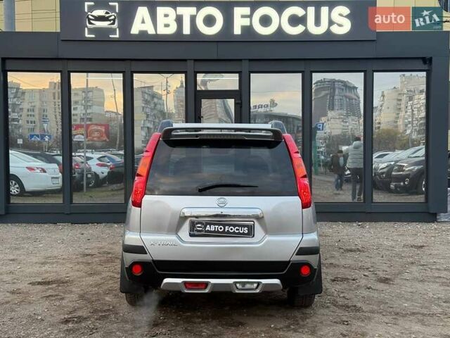 Серый Ниссан ИксТрейл, объемом двигателя 2.49 л и пробегом 327 тыс. км за 10890 $, фото 4 на Automoto.ua