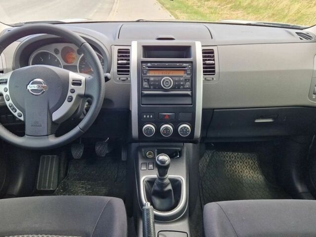 Серый Ниссан ИксТрейл, объемом двигателя 0 л и пробегом 180 тыс. км за 2000 $, фото 5 на Automoto.ua