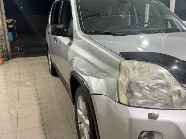 Сірий Ніссан ІксТрейл, об'ємом двигуна 2.5 л та пробігом 175 тис. км за 7600 $, фото 6 на Automoto.ua